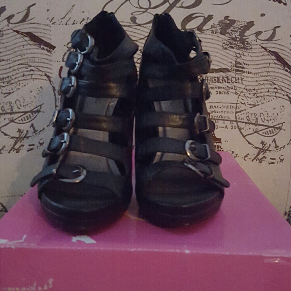 New Delicioso Strapped Sandals